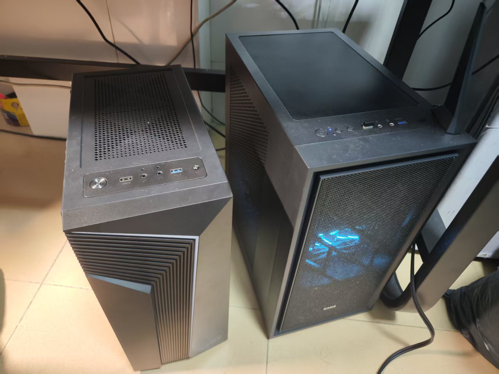 左边的是浪子卖我的电子垃圾，右边是我目前用的电脑主机